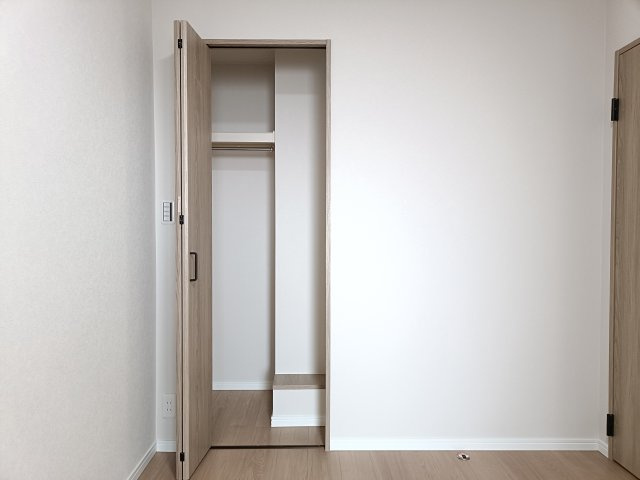 【洋室2　収納】　各部屋に収納を備え、衣類や荷物もすっきり整理できます。