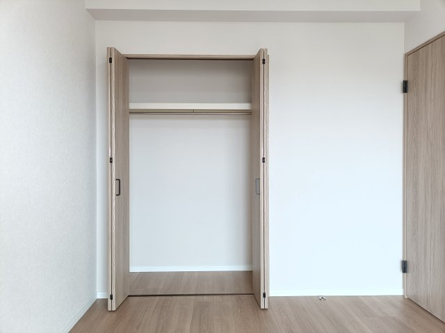 【洋室3　収納】　生活感を抑えられる扉付き収納で、空間を美しく保てます。