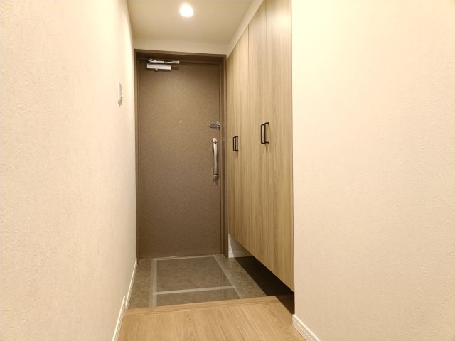 【玄関】　清潔感のある玄関で、お客様を気持ちよくお迎えします。