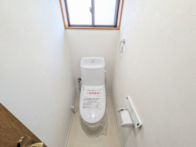 ～新規交換済、暖房温水洗浄機能付きトイレ　冬場は特に嬉しい機能ですね～