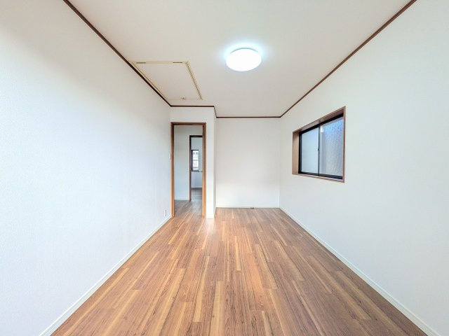 ～屋根裏収納付き　シーズンオフのグッズを収納するのに便利です～