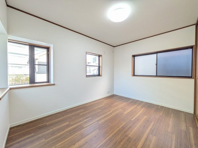 ～2階6.0帖の洋室　2面採光で明るく風通しの良いお部屋です～