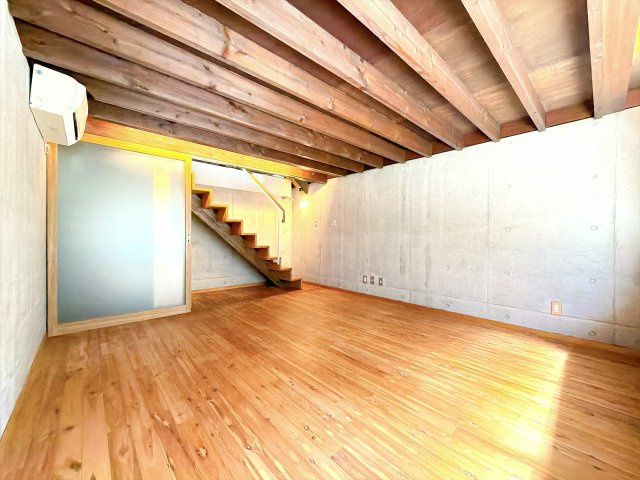 9帖の地下洋室になります♪寝室としてはもちろん、シアタールームなど趣味部屋としてご活用いただけます♪