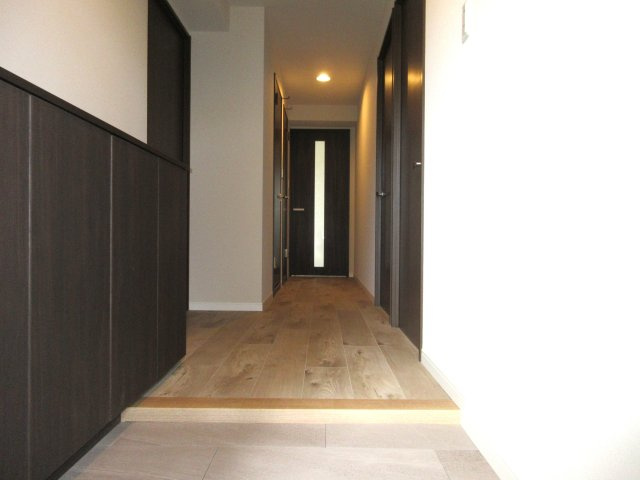 シックな色合いの建具が高級感アップ♪