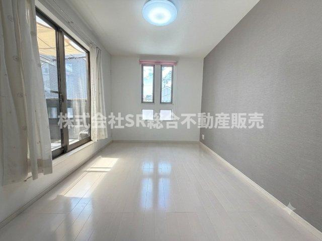 2F・洋室7帖。2面採光の明るいお部屋です！（※室内画像は加工により家具等を消しています。）