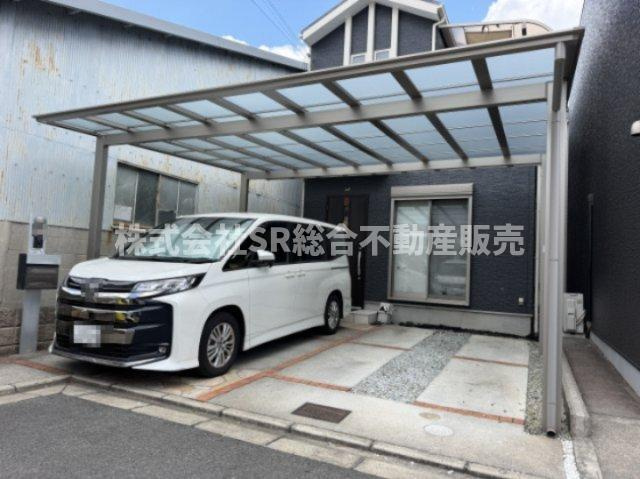 駐車スペースは2台分有♪2台ともカーポート付きで雨に濡れずにお家と出入りできるので、雨の日に便利です！
