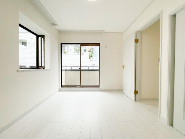 二面採光で明るい洋室