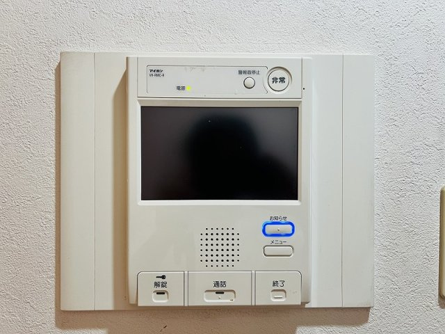 来客の顔が見えて安心なモニター付きインターホン。オートロック開錠機能やハンズフリー通話で快適です。
