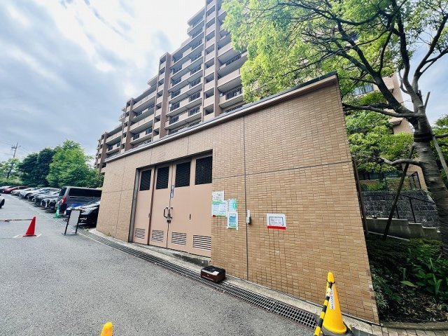 敷地内にはしっかりとした造りの専用ゴミ置場を完備。クリーンな住環境が保たれており安心です。