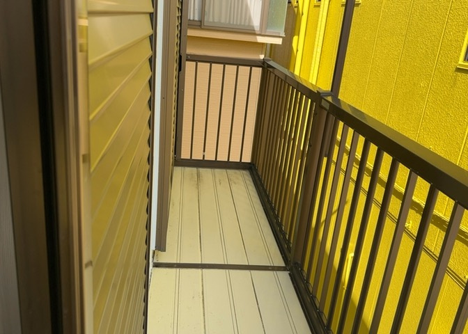 バルコニーは、室外の専用スペースのうち、「屋根がなく開放された空間」であるものを指します。ベランダより広いタイプのものが多く、日当たりもよいため家庭菜園などを楽しみたい人にとって適した環境となります。