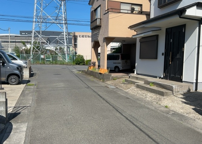 住宅用の土地では前面道路に2m以上接していなければならないと法律で定められています。しかし、お持ちの車のサイズやライフスタイルなどにより、2mでは利便が悪い場合もございますので、事前に確認しましょう。