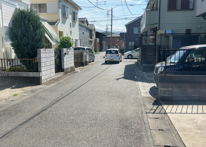お持ちの車種によっては前面道路が広い方が便利でしょう。しかし、前面道路が広ければその分交通量が多くなるため、騒音などが気になる場合があります。実際に現地を見学し、周辺交通量や騒音などを確認しましょう！