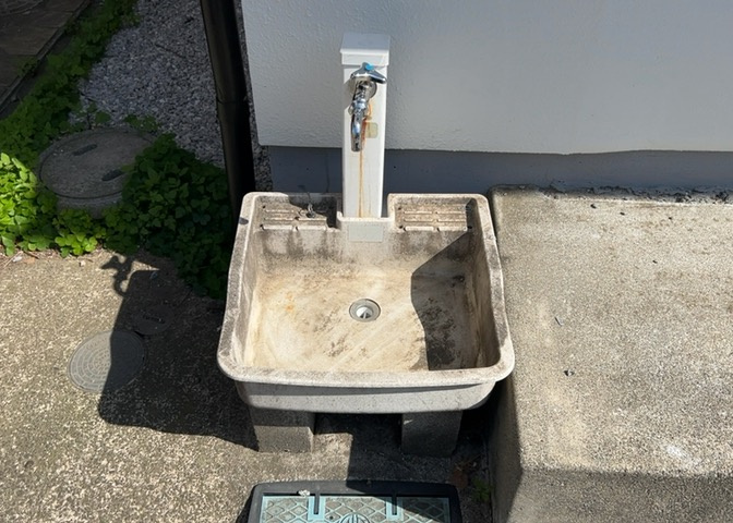 敷地内に散水栓や立水栓があると便利です。水道水を直接利用できるため、水を運ぶ手間を省くことが出来ます。大量の水を必要とする洗車作業や清掃などに役立ちます。その他設備とあわせて、現地でご確認ください。