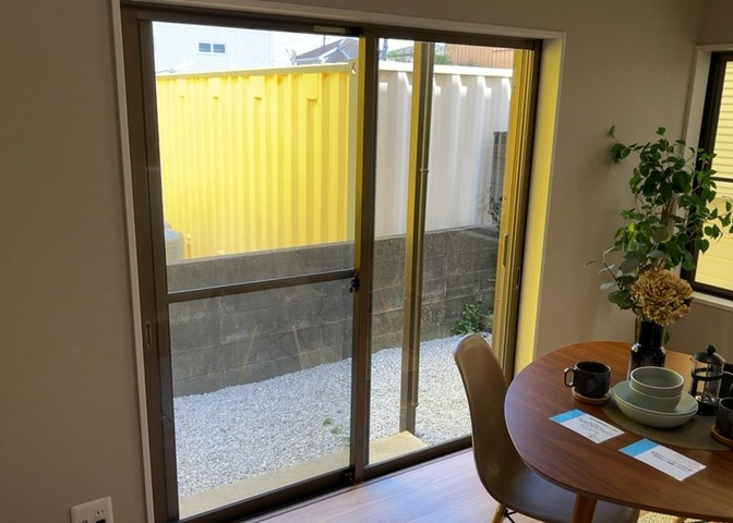 サッシは、ガラス窓に使用される金属製の窓枠です。一般的に住宅建築では、金属製建具工事の段階でガラス類・玄関などと同時に設置されます。種類や構造により断熱性能や遮音性能が異なるので現地でご確認ください。