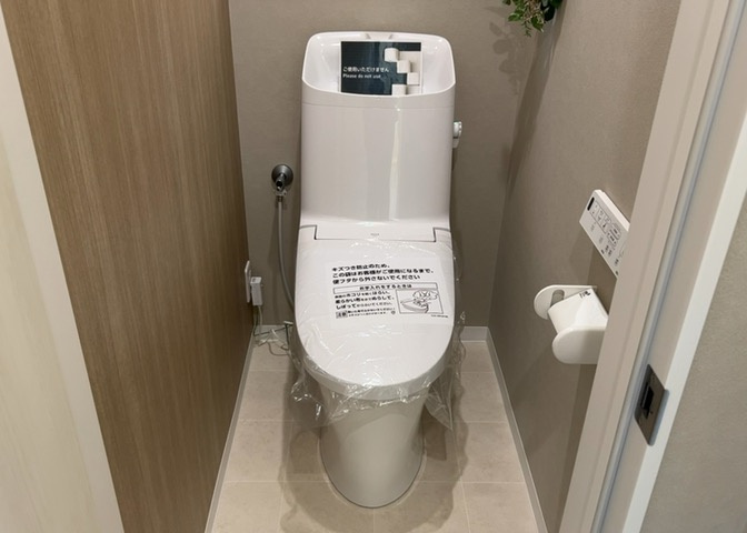 トイレは大きさや形、機能、抗菌性などが異なる多種多彩なタイプが各メーカーから出ています。それぞれに良さがあるため、事前にどういったタイプのトイレがいいのかをご家庭内で決めて、内見に行くといいでしょう。