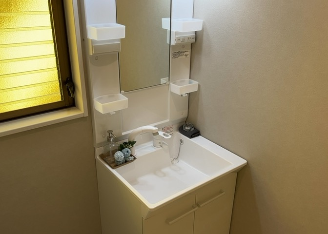 洗面化粧台では顔を洗ったり、身だしなみを整えることが本来の使い方ですが、用途によっては洗面化粧台に求められる機能が違ってくるため、ご自身や家族のライフスタイルに合ったものを選ぶことをおすすめ致します。
