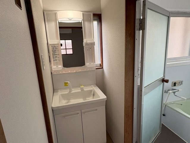 浴室にも。鏡付きで身だしなみを整えやすく、収納スペースもあり洗面用品などをすっきり整理できます。窓があるため自然光が入り、明るく換気もしやすい隣接しており、日々の生活動線もスムーズです。
