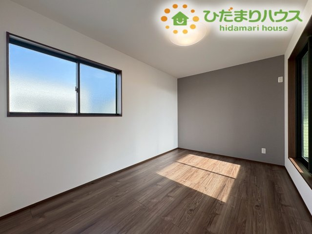 アクセントクロスがお洒落な内装です！お好みのインテリアを配置して自分好みの落ち着いた寛ぎ空間を作り上げることができます(/・ω・)/