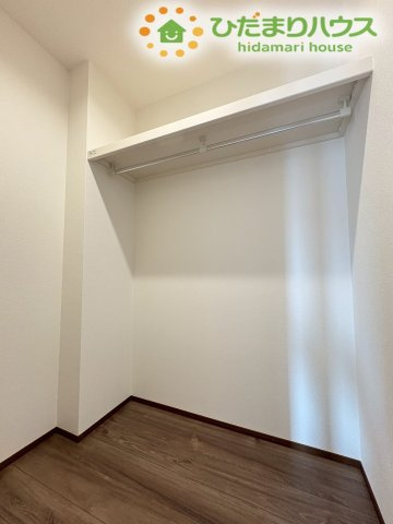 型崩れさせたくない衣類を綺麗に並べてしまっておけるウォークインクローゼットです！上部にはバッグや季節もののアイテムを置ける棚があり、お部屋の中に荷物を溢れさせることなく、すっきり広々と使えます！