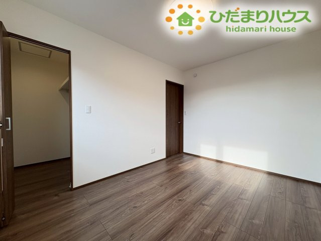 白を基調とした壁紙とダークブラウンの床が調和した子供部屋に最適な洋室です。シンプルな形状なので机やベッドのレイアウトがしやすく、お子様の成長に合わせたお部屋作りをののびのびと楽しめますね！