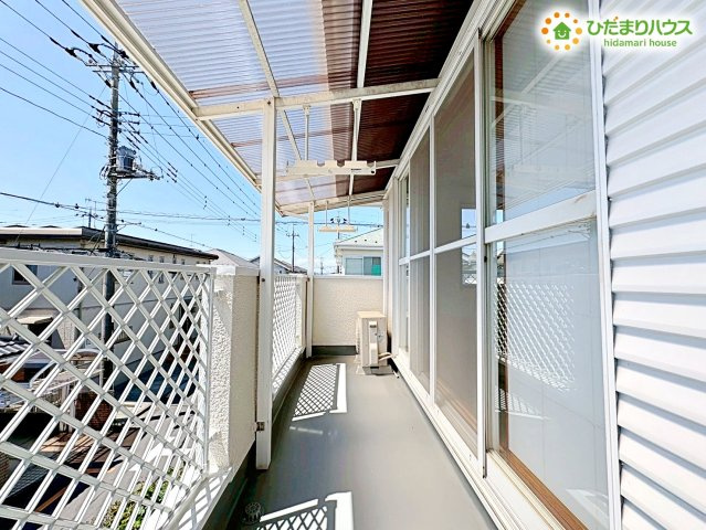 南面に広く設置されたバルコニーです！便利な屋根付き仕様のため、急な雨が降ってきた時でも慌てることなく大切な洗濯物を濡らさずに守ることができるため本当に安心です(*^^*)