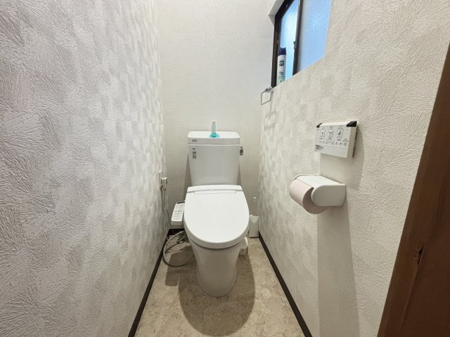 温水洗浄便座付きのトイレです。シンプルで清潔感のある内装に仕上げられており窓が設けられているため換気もしやすい空間です。毎日使用する場所だからこそ使い勝手の良さと快適性に配慮された設備となっています。