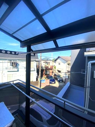 屋根付きのバルコニーで急な雨にも安心