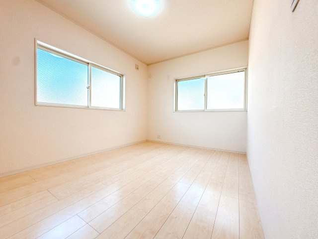 2Ｆ6帖北側洋室になります♪