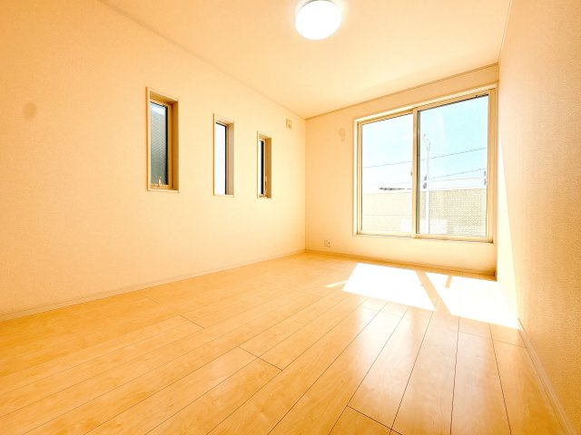 2Ｆ6．5帖の東側洋室になります♪