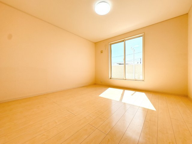 2Ｆ8帖の西側洋室になります♪
