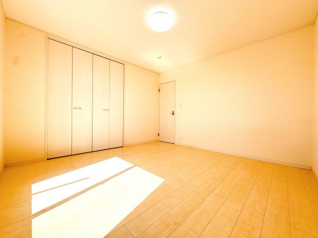 2Ｆ西側洋室の別角度になります♪