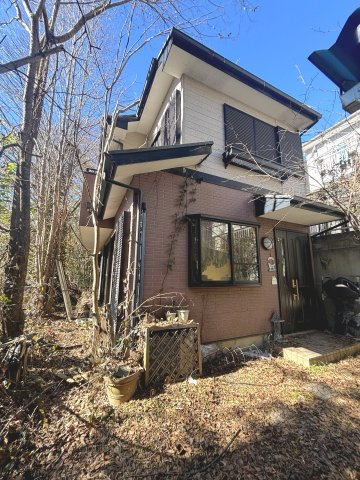 自然に囲まれた落ち着きのある外観。