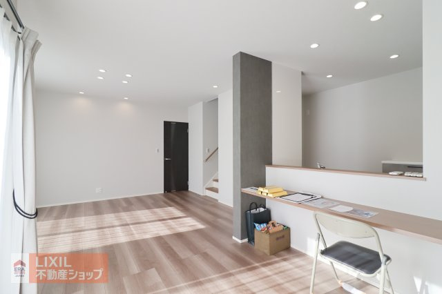 【ダイニング】現地完成写真。家族でくつろげるダイニングです。対面式キッチンでお食事の準備をしながらご家族との会話を楽しめます。カウンター付で調理をしながらお子様の宿題のチェックなどもできそうです。