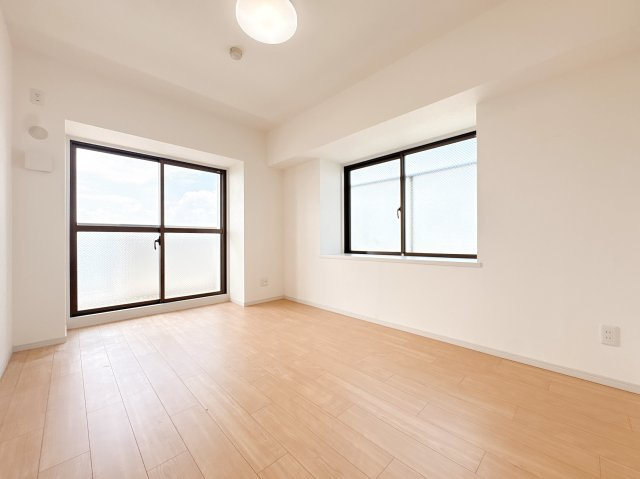 6.1帖の西側洋室になります♪