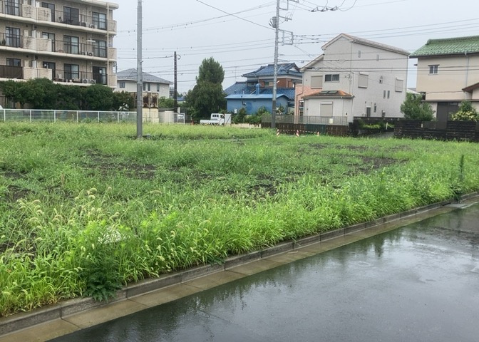土地の形が極端に長細かったり、狭小地、あるいは道路との高低差がある傾斜地だった場合、後々売ろうとしても買い手がつかない場合もあります。後々、売却することになった時に価値の下がらない土地を選びましょう。
