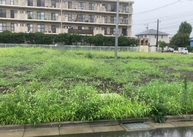 土地の面積＝住宅面積ではありません。建ぺい率の問題などで、土地のある場所によって住宅を建てられる面積は限られています。高さもしかり、「土地」という言葉の中には、建築条件も含まれると考えておきましょう。