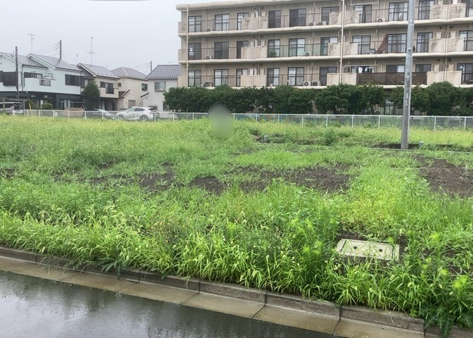 家を建てる場合、方位は要チェックです。現実的に日当たりのよい家ならばリビングは南側、建築基準法でも北側に当たる家への配慮は求められています。土地を見学に行く際は、方位磁針を持って行くようにしましょう。