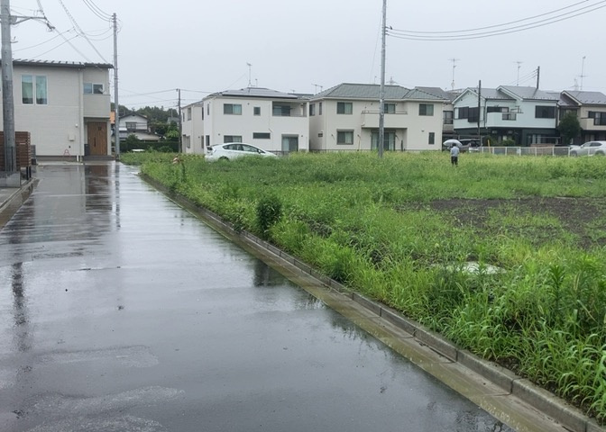 土地の前の道路に消火栓が設置されていることがあります。この場合、道路交通法第45条第1項により、駐車禁止の場所が指定されています。そのため、車庫などの駐車スペースをつくることができない場合があります。