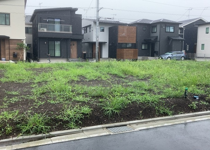 現地に行くなら、物件の周囲の地形がどうなっているかを見ることも大切です。周辺より低くなっている土地では、大雨などで水が集まりやすいため、地盤が弱くなっているということも考えられるため、注意が必要です。