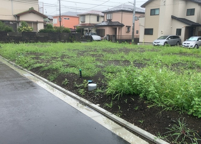 土地購入を検討されている場合、境界杭がない状態で購入してしまうと境界確定測量をする必要があり、費用がかかります。購入の前に、売主、隣土地所有者立ち合いのもと境界を確定し境界杭を設置するのがベストです。