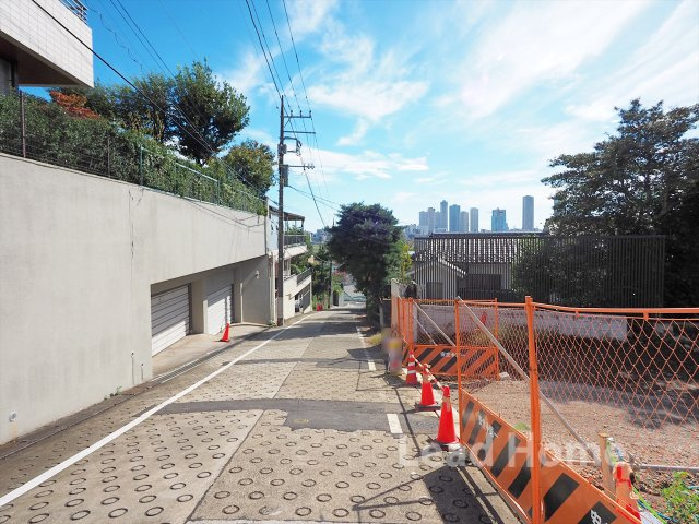 東側約6.1ｍ公道に面しております。車移動もラクラク！