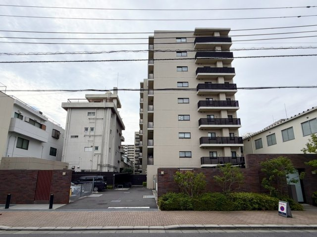建物裏手に設けられた駐車場へのアプローチ。敷地内への車の出入りを考慮した動線が確保されており、日々のカーライフをサポート。植栽が彩る落ち着いた敷地環境も魅力です。