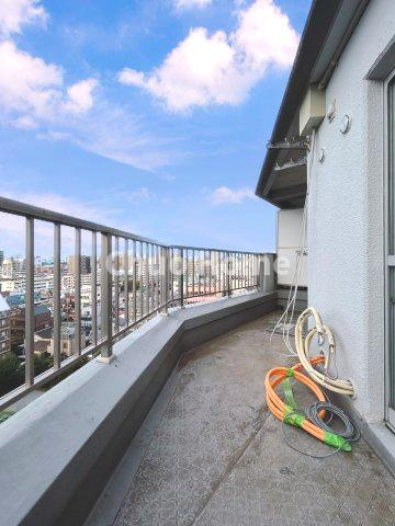 【バルコニー】幅もあって、奥行きもあるゆとりのバルコニー。洗濯物を干したり乾かしたりだけでなく、ただ出てみるだけでも気持ちいいですよ。