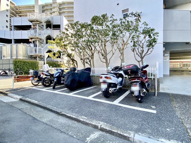 【バイク置場】最新の空き状況や費用などの詳細は担当スタッフまでお問い合わせください。