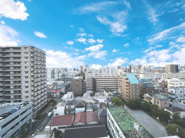 手を伸ばせば、ふれることが出来そうな環境が、そのままインテリアになったような印象です。その豊かな眺望にふさわしい空間には、通風・採光にも優れ、心地よい光と風があふれています