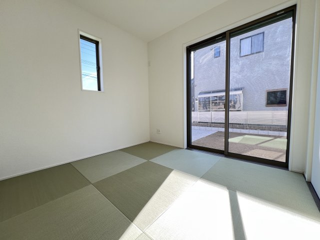 　リビング隣の和室はお子様の遊び部屋としてもちょうどいいですね♪       　
