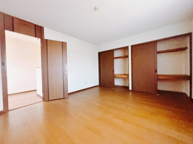 ■主寝室｜ベッドやテレビなどの大き目の家具を置いても余裕のある広々主寝室です♪家事やお仕事にお疲れなパパ・ママがゆっくりと過ごせる空間です♪