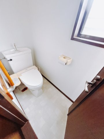 ■トイレ｜1階・2階にトイレがございます♪窓付きのトイレで換気も出来、常に清潔を保てます♪