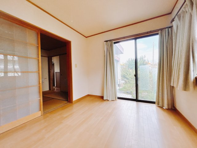 ■1階洋室｜リビング横に和室と洋室が準備されています。