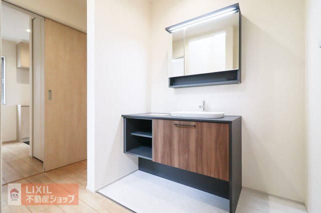 【洗髪洗面化粧台】現地完成写真。ご家族分もたっぷり収納できます！